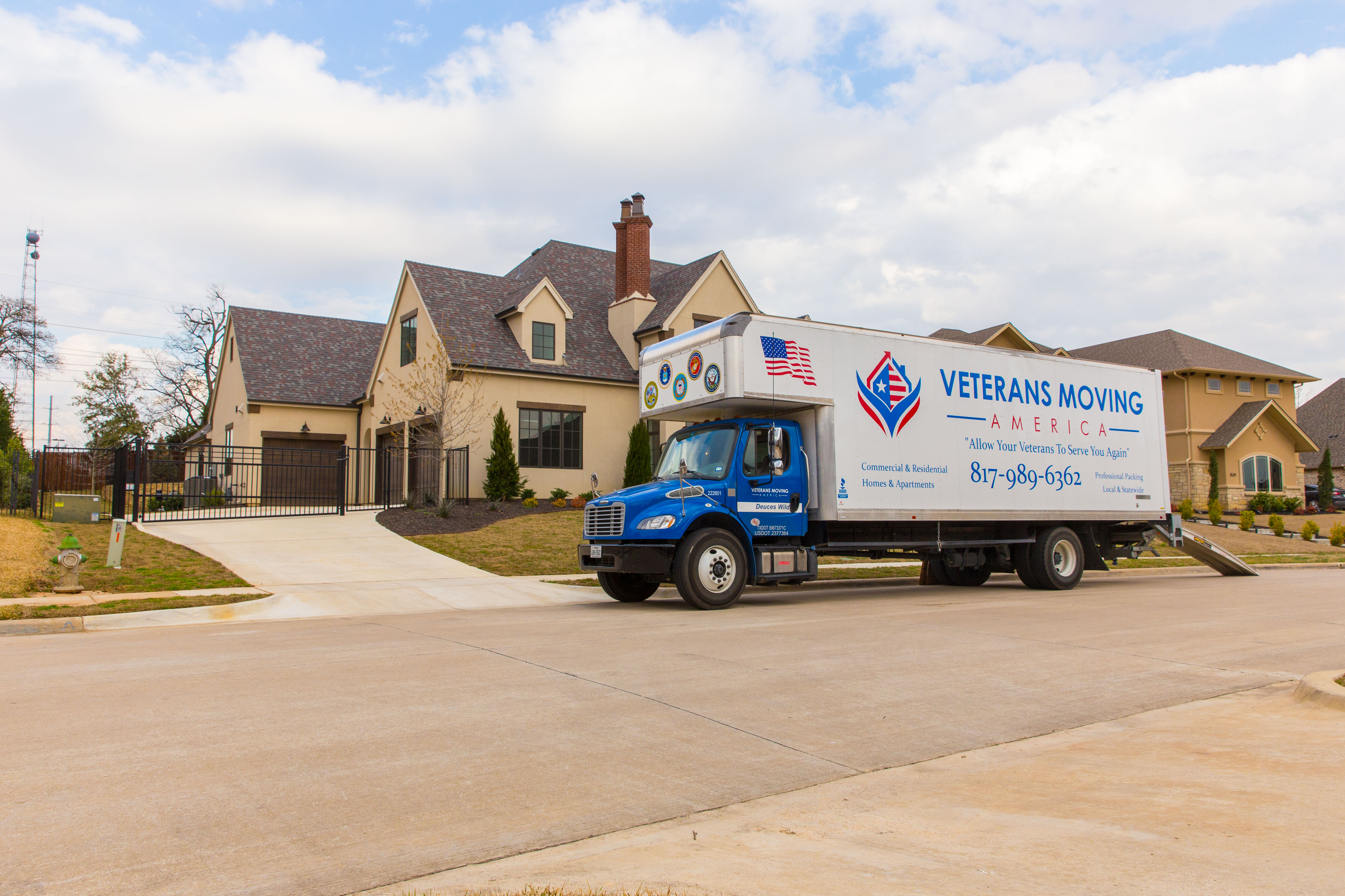 Camión de mudanzas de Veterans Moving America en una calle residencial